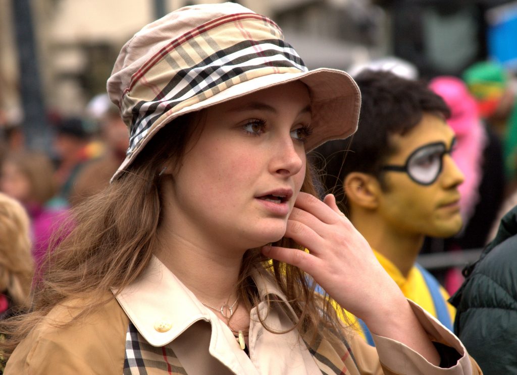 5 Tips for Ladies to Get a Guy Interested in You Featured